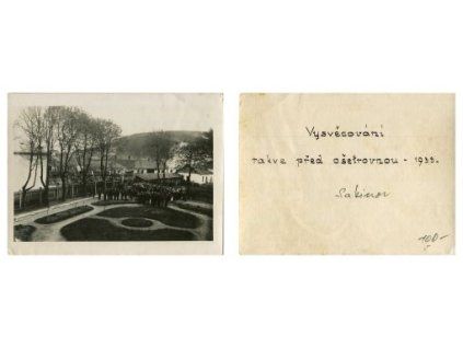 Vysvěcování rakve před ošetřovnou. 1933.