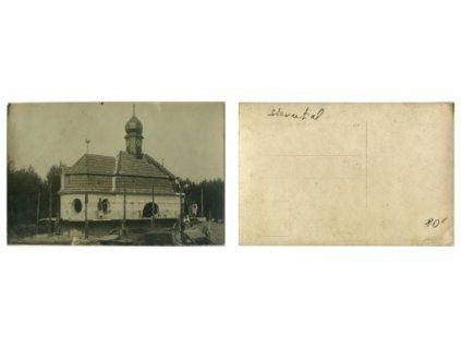 Vojáci u kostela.