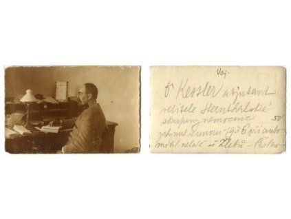 Voják s knihou.