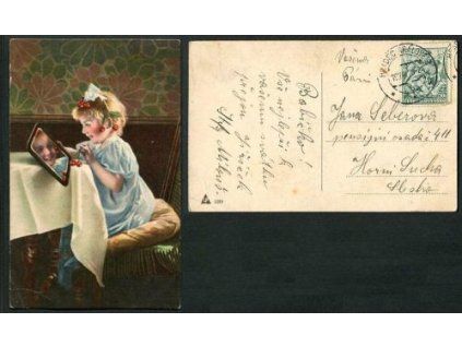 Dívka dívající se do zrcadla.