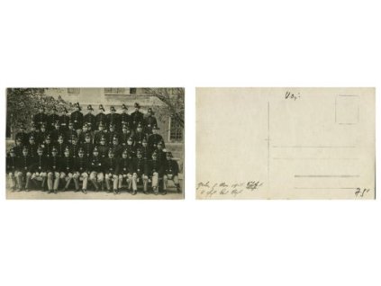 Skupinová fotografie vojáků.