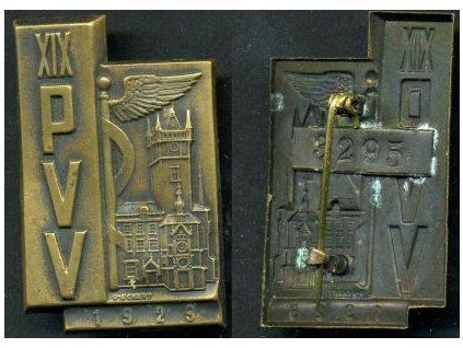 Pražské vzorkové veletrhy - 19/1929. Plechový odznak. Číslo 3295.