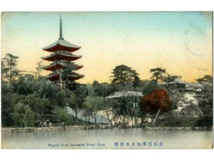 Japonsko. Pagoda front Sarusawa Pond Nara.
