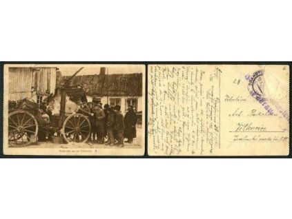 Rakouská polní kuchyně. Kostprobe aus der Feldküche. 1917.