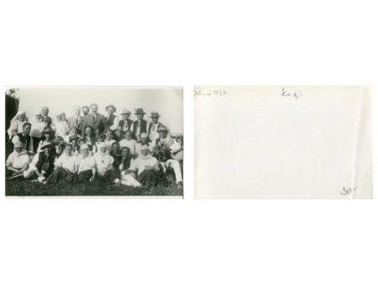 Skupinová fotografie mužů a žen v krojích.