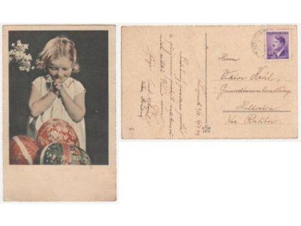 Velikonoce. Děvčátko s vajíčky. 1944