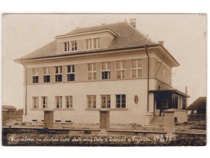 ZÁVADA U FRYŠTÁTU. Vzpomínka na otevření školy. 1926.